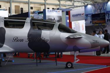 <i>Fotografía del avión modelo Pegasus PE-210 A durante su presentación este miércoles, en la base militar aérea de Santa Lucía (México). La compañía Oaxaca Aerospace anunció que el primer avión diseñado y fabricado en México saldrá al mercado a partir de 2026 con tecnología del sur del país. EFE/ Sáshenka Gutiérrez</i>