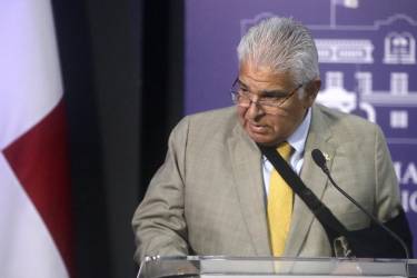 <i>El presidente de Panamá, José Raúl Mulino, habla en una rueda de prensa en el anfiteatro del Palacio de las Garzas este jueves, en Ciudad de Panamá (Panamá). Mulino dijo estar muy satisfecho de la relación con Estados Unidos y celebró que gracias a Dios el país centroamericano no está en la complicada agenda que enfrenta el presidente estadounidense, Donald Trump. EFE/ Carlos Lemos</i>