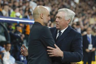 <i>Pep Guardiola y Carlo Ancelotti se saludan durante un partido de Liga de Campeones como entrenadores del Manchester City y el Real Madrid. EFE/Kiko Huesca</i>