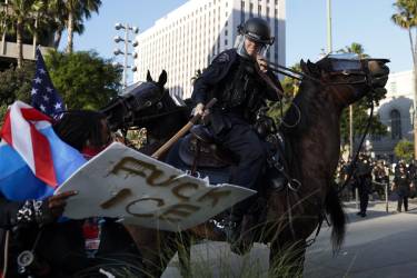 <i>Las redadas migratorias del Servicio de Control de Inmigración y Aduanas ICE, más el arresto este jueves de un joven que supuestamente participó en una manifestación, mantienen a los vecinos del Este de Los Ángeles, un bastión latino, aterrorizados. Donald Trump movilizó el sábado pasado a 2.000 miembros de la Guardia Nacional para salvaguardar edificios federales en Los Ángeles. EFE/EPA/CAROLINE BREHMAN</i>