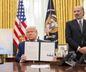 <i>Fotografía cedida por La Casa Blanca donde aparece el presidente de Estados Unidos, Donald Trump (c), mostrando la orden ejecutiva sobre el aumento de aranceles el 13 de febrero de 2025 en el Despacho Oval de la Casa Blanca en Washington (EE.UU.). EFE/La Casa Blanca /SOLO USO EDITORIAL </i>