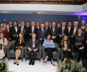 <i>Líderes reciben reconocimientos. Todos ellos destacados en el estudio Reputación y Confianza 2025 por haber obtenido votaciones para sus líderes, sus empresas y sus marcas. FOTOS JOSÉ CARLOS FLORES / E&amp;N</i>