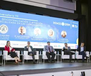 <i>El jefe de la oficina del Fondo de Población de las Naciones Unidas (UNFPA) en Costa Rica, Juan Luis Bermúdez (i); la jefa de farmacia del hospital Enrique Baltodano en Liberia (Costa Rica), Mailyn Ulate (2-i); el gerente general la farmacéutica Roche para Caribe, Centroamérica y Venezuela, Álvaro Soto (c-i); el director de Farmacoepidemiologia de la Caja Costarricense del Seguro Social (CCSS), Ricardo Pérez (c-d); el investigador en biología del cáncer de la Universidad de Costa Rica, Warner Alpízar (2-d); y el coordinador médico de Medicina Domiciliaria del Hospital Italiano de Buenos Aires, Cristian Gallo (d), participan en una panel este martes, en San José (Costa Rica). EFE/ Jeffrey Arguedas</i>