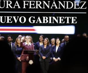 La presidenta electa, Laura Fernández, saluda durante la presentación del nuevo gabinete este martes, en San José (Costa Rica). El presidente de Costa Rica, Rodrigo Chaves, será el ministro de la Presidencia y de Hacienda del Gobierno entrante, anunció Fernández, quien comenzará su gestión el próximo viernes. EFE/ Jeffrey Arguedas