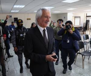 <i>El periodista José Rubén Zamora Marroquín camina a su llegada a una audiencia este jueves, en el Juzgado Segundo Penal en Ciudad de Guatemala (Guatemala). Un juez penal guatemalteco otorgó el arresto domiciliario por uno de los tres casos que enfrenta el reconocido periodista José Rubén Zamora Marroquín, encarcelado desde hace casi cuatro años y quien está a la espera de una resolución en otro caso en su contra. EFE/ STR</i>