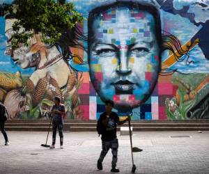 <i>Personas limpian frente a un mural del fallecido presidente de Venezuela, Hugo Chávez, este lunes, en Caracas (Venezuela). El chavismo cumple 27 años en el poder de Venezuela con su actual líder, Nicolás Maduro, detenido en Estados Unidos, luego de que fuerzas de este país lo capturaran hace casi un mes junto a su esposa, la diputada Cilia Flores, en medio de una serie de ataques en suelo venezolano. EFE/ Ronald Peña R</i>
