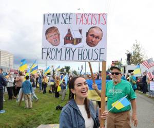 <i>Una mujer sostiene un cartel durante una protesta este jueves, en contra de la reunión prevista entre el presidente de Estados Unidos, Donald Trump, y su homólogo ruso, Vladímir Putin en Anchorage, Alaska (Estados Unidos). </i>