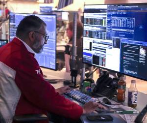 <i>Un operador trabaja en el parqué de la Bolsa de Nueva York (NYSE) tras la apertura de la sesión en Nueva York, EEUU. EFE/ Sarah Yenesel/Archivo</i>
