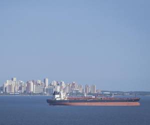 <i>Fotografía que muestra una embarcación petrolera navegando en el lago de Maracaibo el pasado jueves, en Cabimas (Venezuela). EFE/ Henry Chirinos</i>