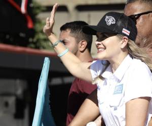 <i>La candidata a la presidencia de Costa Rica por el partido Pueblo Soberano, Laura Fernández, saluda a sus seguidores durante un recorrido este sábado, en San José (Costa Rica). Fernández recorrió la capital del país con la mirada puesta en conseguir el apoyo necesario para ganar las elecciones en primera ronda. EFE/ Jeffrey Arguedas</i>