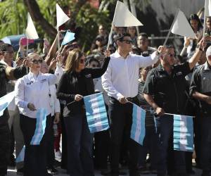 <i>Fotografía del 20 de noviembre de 2025 del jefe del Estado Mayor Conjunto de las Fuerzas Armadas de Honduras, el general Roosevelt Hernández (2-i), la consejera presidenta del Consejo Nacional Electoral (CNE), Ana Paola Hall (c), y el consejero del CNE Marlon Ochoa (2-d) en el acto de la distribución del material electoral para las elecciones generales del 30 de noviembre, en Tegucigalpa (Honduras). EFE/ Gustavo Amador</i>