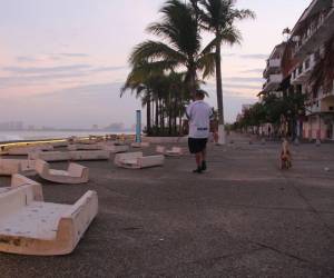 <i>Un turista observa las bancas de concreto arrancadas por los vientos turbulentos de un huracán en Puerto Vallarta (México). Fotografía de archivo. EFE/ Javier Pérez</i>