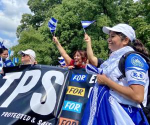 <i>Fotografía de archivo del 15 de septiembre de 2022 de inmigrantes centroamericanos en una manifestación a favor del Estatus de Protección Temporal (TPS), en Washington (EE.UU.). EFE/Alejandra Arredondo</i>