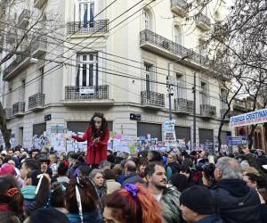 <i>Personas se reúnen a las afueras de la casa de la expresidenta de Argentina Cristina Fernández de Kirchner este martes en Buenos Aires (Argentina). EFE/Matías Martín Campaya</i>