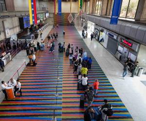 Personas esperan para abordar en el Aeropuerto Internacional Simón Bolívar esta semana, en Maiquetia (Venezuela). EFE/ Ronald Peña R
