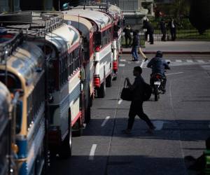 <i>Buses de transporte público son estacionados frente al Palacio Nacional de la Cultura durante el segundo día de protesta a la medida del gobierno de implementar un seguro obligatorio vehícular este miércoles, en el centro histórico de la Ciudad de Guatemala (Guatemala). EFE/ David Toro</i>