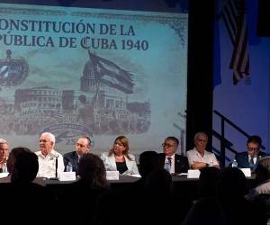 <b>La recuperación de los principios fundamentales de la Constitución de 1940 servirá de marco para una transición democrática basada en instituciones legítimas, asegura la diáspora cubana. (Foto: EFE)</b>