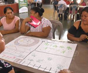 <i>Fotografía del 19 de mayo de 2026 que muestra a agricultores de comunidades del corredor seco de Jalapa, recibiendo capacitaciones de Tecnología y Monitoreo Climático, en San Pedro Pinula (Guatemala). Ante la llegada del fenómeno de El Niño, que amenaza con sequías en el Corredor Seco centroamericano, el Programa Mundial de Alimentos (PMA/WFP) de Naciones Unidas ha implementado una serie de medidas para apoyar con asistencia tecnológica e inyección de capital a comunidades del Corredor Seco en Guatemala. EFE/ Álex Cruz</i>