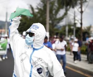 <i>Un manifestante participa en una marcha este sábado en San Salvador (El Salvador). Más de un millar de sindicalistas y miembros de organizaciones protestaron el sábado en las calles de la capital salvadoreña por los recortes propuestos por el Gobierno de Nayib Bukele para el presupuesto de Salud y Educación de 2025, que incluye la congelación de beneficios salariales y disminución de plazas. EFE/ Rodrigo Sura</i>