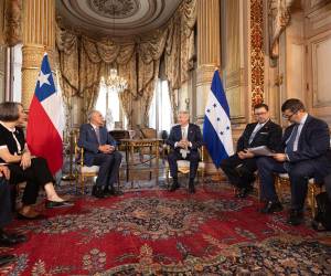 <i>El nuevo presidente de Chile, José Antonio Kast (c-d), habla con el presidente de Honduras, Nasry Asfura (c-i), durante una reunión bilateral este martes, en el Palacio Cousiño en Santiago (Chile). EFE/ Ailen Díaz</i>
