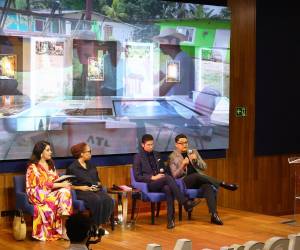<i>El curador del Museo del Canal, Román Flórezel (d) habla junto al artista residente FARO 2023, Alfredo Martíz (2-d), a la artista residente FARO 2022, Gianna De Dier (2-i), y la directora ejecutiva del Museo del Canal y curadora en jefe, Ana Elizabeth González, durante un evento, en Ciudad de Panamá (Panamá). EFE/ Carlos Lemos</i>