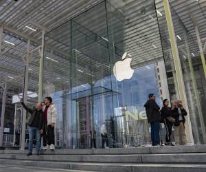 <i>Personas se toman un foto en la entrada de la tienda Apple de la Quinta Avenida este lunes, en Nueva York (Estados Unidos). EFE/ Angel Colmenares</i>