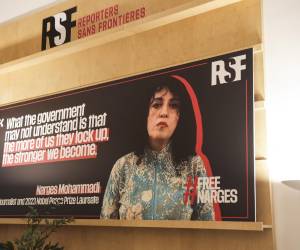 <i>Un cartel muestra el retrato de la periodista iraní y premio nobel de la paz Narges Mohammadi en la sede de Reporteros sin Fronteras en París, Francia, en una imagen de archivo. EFE/EPA/TERESA SUAREZ</i>