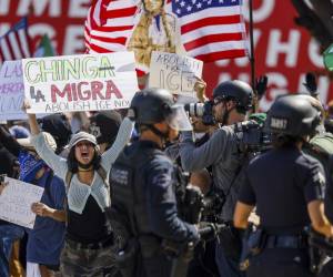 <i>Decenas de activistas fueron captados este domingo, 8 de junio, al protestar en contra de las redadas de inmigración, en Los Ángeles (CA, EE.UU.). EFE/Caroline Brehman</i>