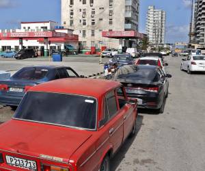 <i>LA HABANA (CUBA), 23/01/2026.- Fotografía que muestra vehículos haciendo fila para abastecerse de combustible en La Habana, Cuba. EFE/ Ernesto Mastrascusa</i>