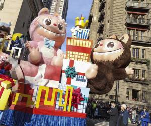 La carroza que transportaba a dos de estas gigantescas figuras, bautizadas como Labubu y Mokoko -el primero de color marrón y el segundo con pelaje rosa y nariz en forma de corazón- se paseó entre las calles de la Gran Manzana bajo el lema 'Friendsgiving in Pop City' FOTO EFE/EPA/SARAH YENESEL