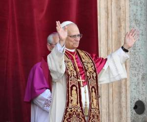<i>Quienes le conocen, le consideran una persona afín a los principios que marcó Francisco, cuyo trabajo creen que continuará. El papa León XIV. EFE/Alessandro Di Meo</i>