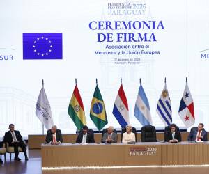 <i>La presidenta de la Comisión Europea, Ursula von der Leyen (c), el jefe del Consejo Europeo, António Costa (ci), los presidentes de Argentina, Javier Milei (3d), de Uruguay Yamandú Orsi (2d), de Bolivia, Rodrigo Paz (3i), de Panamá, José Raúl Mulino (2i) y el ministro de Relaciones Exteriores de Brasil, Mauro Vieira (d), asisten a la ceremonia de la firma del acuerdo de libre comercio entre la Unión Europea (UE) y los países del Mercosur este sábado, en Asunción (Paraguay). EFE/ Juan Pablo Pino</i>