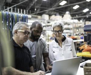 La creciente longevidad de la población mundial está transformando profundamente las dinámicas laborales y económicas. FG Trade / Getty Images