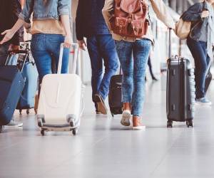 <i>American Airlines dijo que aumentará en U$10 la tarifa para la primera y la segunda maleta documentada para viajeros que reserven vuelos nacionales. izusek / Getty Images</i>