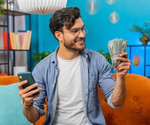 <i>América Latina lidera la adopción de dinero móvil, pero sigue lejos de convertir esa ventaja tecnológica en ahorro, inversión y desarrollo productivo. FOTO Shutterstock</i>