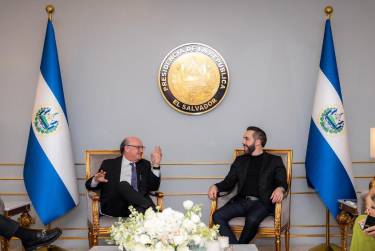 <i>Ilan Goldfajn compartió en X unas fotografías donde se le ve reunido con el presidente salvadoreño, Nayib Bukele, en la Casa Presidencial. Foto de cortesía</i>