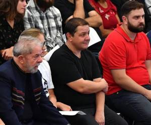 <i> Fábio Luís Lula da Silva (de camisa negra) junto a su padre Luiz Inácio Lula da Silva. FOTO REFERENCIA</i>