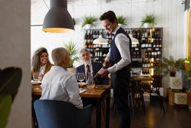 <i>Otro aspecto relevante es el dominio del idioma inglés, requerido en el 24 % de los establecimientos, principalmente en áreas como educación y servicios administrativos. Foto de NoSystem images / Getty Images</i>