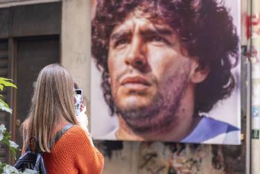 <i>Maradona falleció el 25 de noviembre de 2020, a los 60 años, tras un paro cardiorrespiratorio cuando recibía cuidados domiciliarios en una casa de un barrio exclusivo de la provincia de Buenos Aires, a las afueras de la capital argentina. Serhii Ivashchuk / Getty Images</i>