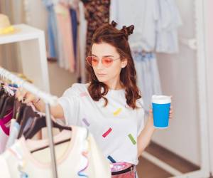 <i>La mayoría de compradoras de ropa usada son mujeres entre los 18 y 30 años de edad. FOTO yacobchuk / Getty Images/iStockphoto</i>