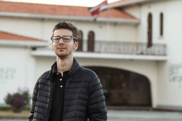 <i>El escritor costarricense Roberto Cambronero fue reconocido con el premio de novela Fundación Mediterráneo, dotado con 20.000 euros, por su obra 'El higo del Edén'. Foto de cortesía</i>