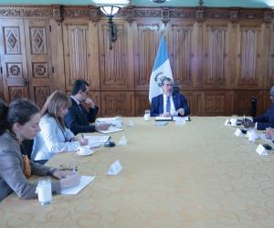 El director gerente de la Corporación Financiera Internacional (IFC), Makhtar Diop se reunió con el presidente Bernardo Arévalo. Foto cortesía