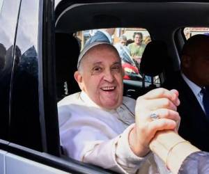 ‘Aún estoy vivo’, dice el papa Francisco tras salir sonriendo del hospital