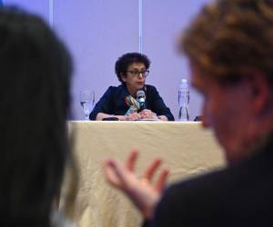 <i>La Relatora Especial de la ONU sobre la libertad de opinión y expresión, Irene Khank, habla durante una conferencia de prensa en Tegucigalpa, el 27 de octubre de 2023. (Foto de Orlando SIERRA / AFP)</i>