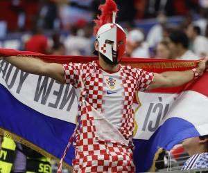 <i>Un aficionado de Croacia anima este miércoles, en un partido del grupo L del Mundial de la FIFA 2026 entre Inglaterra y Croacia en el estadio AT&amp;T en Dallas (EE.UU.). EFE/ Mariscal</i>