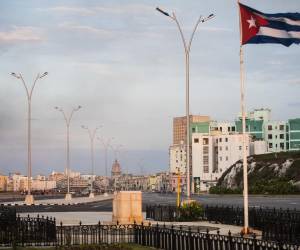 <i>Las estimaciones independientes apuntan a que Cuba precisó este año entre 110.000 y 120.000 barriles de petróleo diarios. De esos, unos 40.000 son producción nacional; el resto han de buscarse fuera. Foto de PhotosByByron / Getty Images/iStockphoto</i>