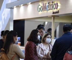 A patient suspected of having Covid-19 is transferrd to the emergency room of the Enrique Cabrera Hospital, in Mexico City on April 25, 2020. - Mexico had reported 11,633 cases of coronavirus virus as of Friday, and 1,069 deaths. (Photo by ALFREDO ESTRELLA / AFP)