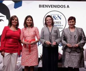 El primer panel ha estado moderado por la periodista Glenda Umaña (izquierda), en el que han participado la exministra de Comunicaciones y Estrategia de Honduras, Hilda Hernández; la vicepresidenta de Costa Rica, Ana Helena Chacón; y la Fiscal General de Guatemala, Thelma Aldana.