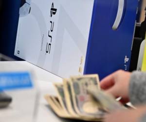 La PlayStation 5 emprende otra cerrada guerra con la nueva Xbox, con la esperanza de que ambos se hagan con una parte del mercado con vistas a la Navidad. FOTO AFP