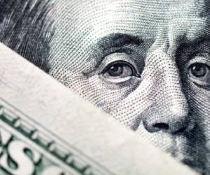 Una significativa correlación negativa quiere decir que los activos tienden a caer cuando el dólar sube y a apreciarse cuando el dólar desciende. Hasta el 5 de mayo, la correlación era menos 76%.